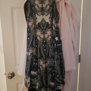 Swallow vs Swan and Iris ISO
Dress